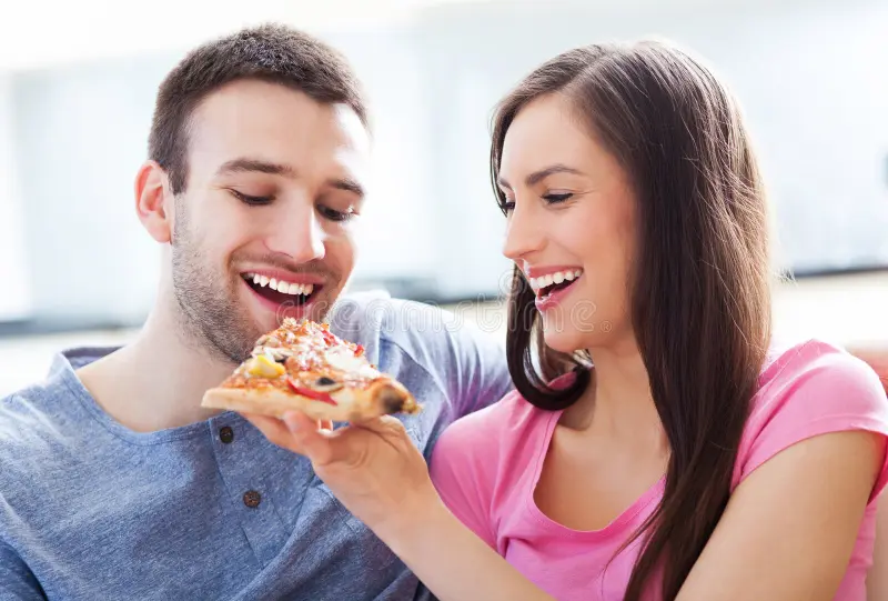 couples mangeant de la pizza 30892429 couples mangeant de la pizza 30892429